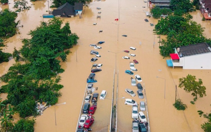 বন্যা-ধসে শ্রীলঙ্কায় বাড়ছে দুর্যোগ: মৃ-ত্যু ৩২, নি-খোঁ-জ ১৪